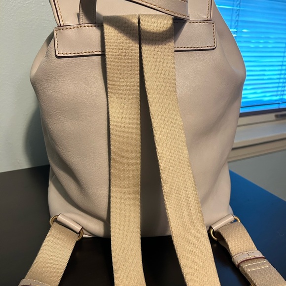 Dooney and Bourke leather purse/backpack❤️gorgeous ecru color red lining 15x12x7 - Picture 2 of 10